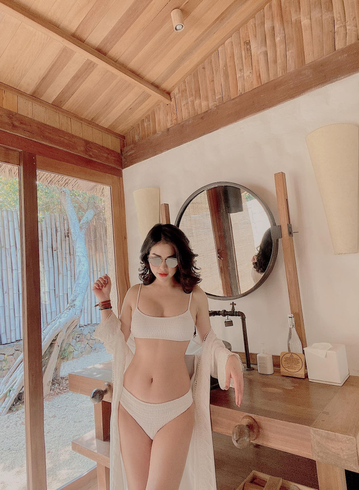 Người đẹp sinh năm 1989 thường xuyên nhận về nhiều lời khen ngợi cho sắc vóc 'Gái một con trông mòn con mắt' của mình.