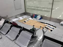 Roman Trofimov ăn ngủ 'bờ bụi' tại sân bay vì không thể về nước.