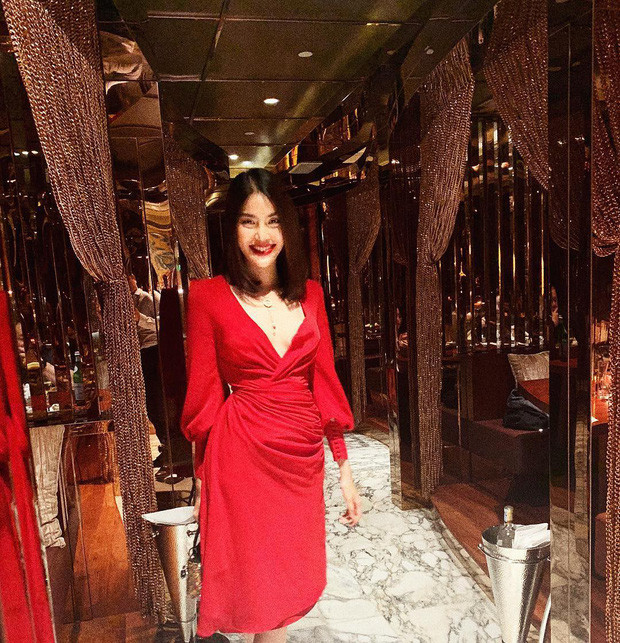 Với chiếc váy đỏ quyến rũ nay cũng thế, nếu muốn tươi tắn, chỉ cần xõa tóc, nhấn nhá bằng tí phụ kiện vòng cổ. 