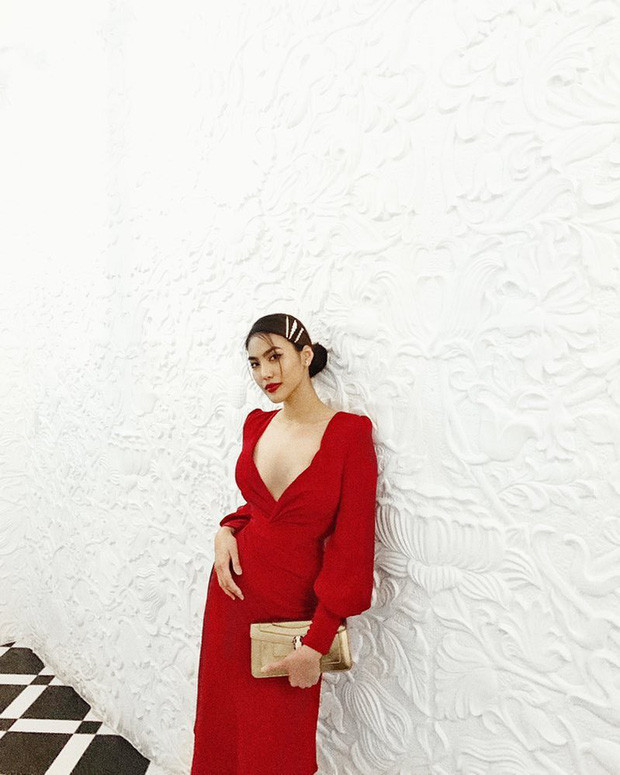 Sự sang chảnh được tăng lên nhiều phần khi mix thêm kẹp, bới tóc cao và mang clutch cầm tay. 