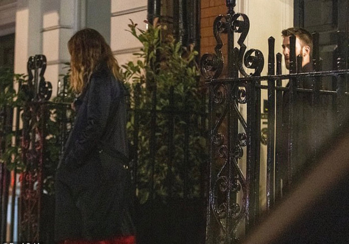 Rộ tin đồn hẹn hò giữa 'đội trưởng Mỹ' Chris Evans và 'công chúa Cinderella' Lily James