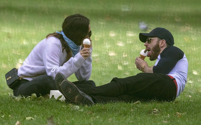 Lộ bằng chứng hẹn hò khó lòng chối cãi giữa 'đội trưởng Mỹ' Chris Evans và 'công chúa Cinderella' Lily James Ảnh 2