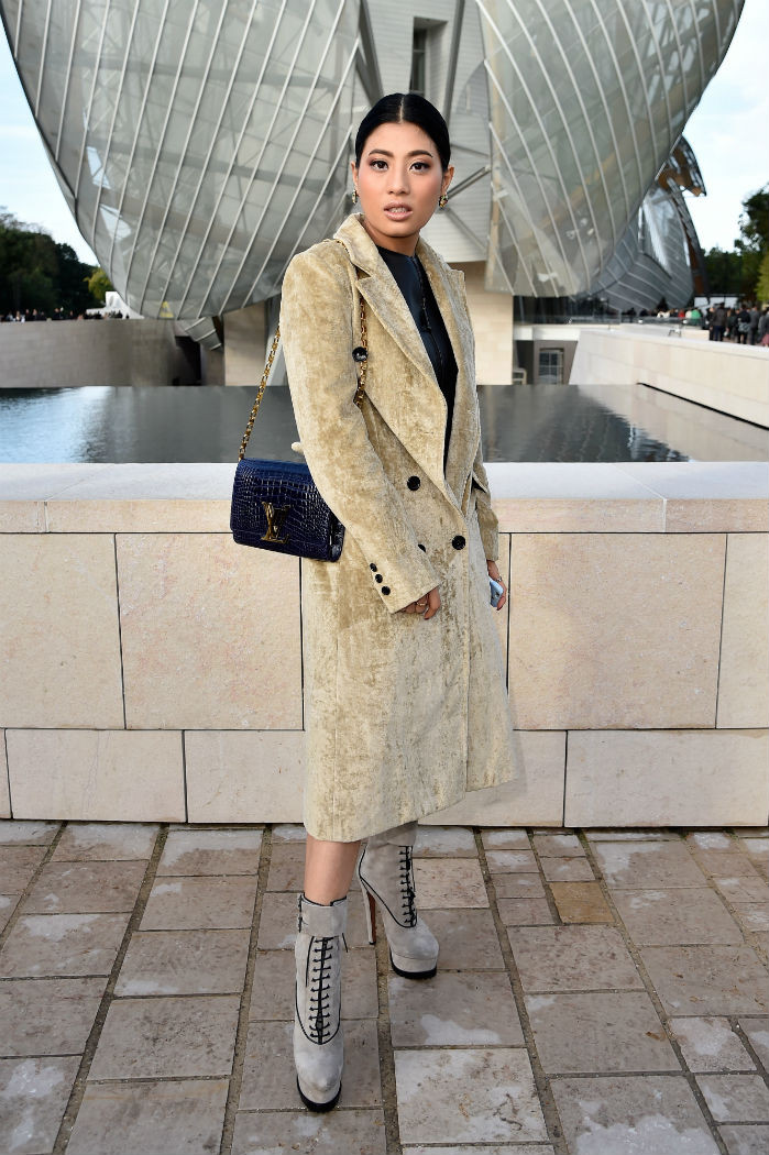 Công chúa Thái chọn phong cách thanh lịch với áo măng tô mix cùng boots hầm hố tại show Louis Vuitton vào năm 2016