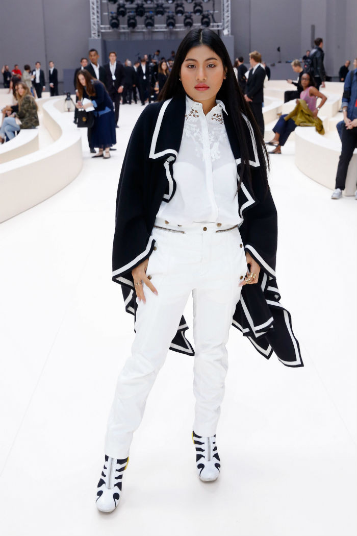 Cây đồ trắng/ xanh đen cá tính, kín đáo khi Sirivannavari Nariratana tham dự show CHLOE vào năm 2017