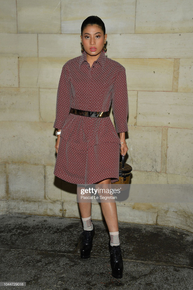 Tone makeup lạ lẫm với phần mắt sắc lẹm khi ái nữ vua Thái Lan tham dự show Louis Vuitton