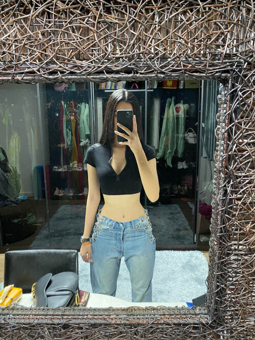 Cô nàng phối cùng áo croptop, khoe khéo vòng eo thon. 