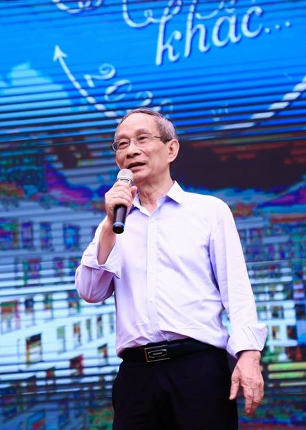 Thầy Khang phát biểu tại lễ tổng kết khối Trung học cở sở năm học 2019-2020