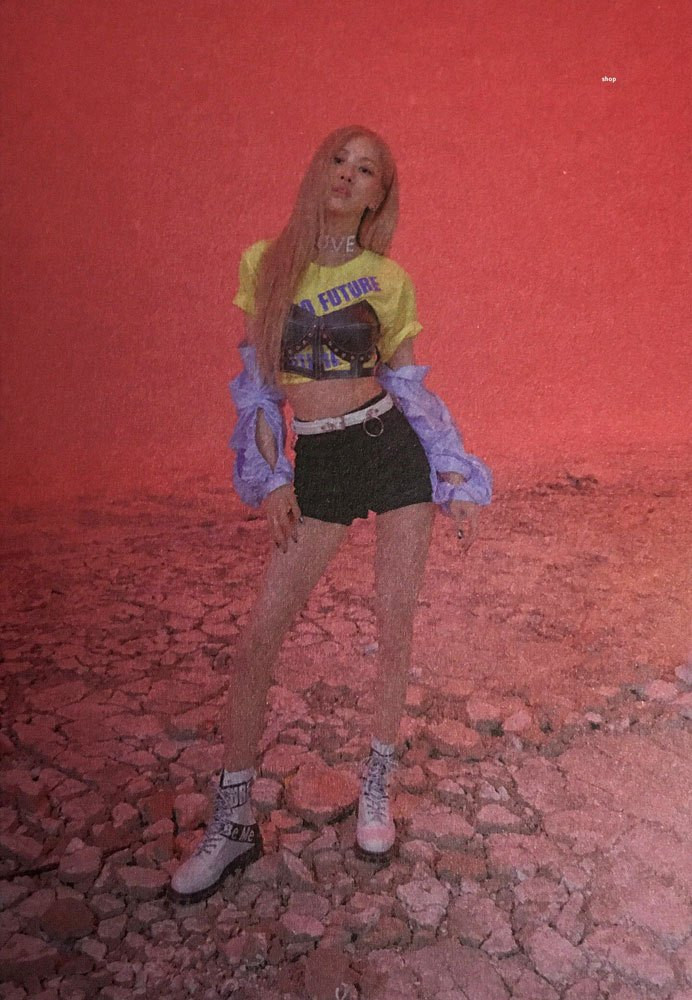 Trong những bức ảnh được chụp, đôi chân của Rosé cũng không còn lộ bất cứ nhược điểm nào gây xấu khung hình nữa