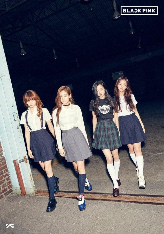 Ảnh debut của BlackPink cho thấy Rosé vốn có đôi chân vòng kiềng cong veo