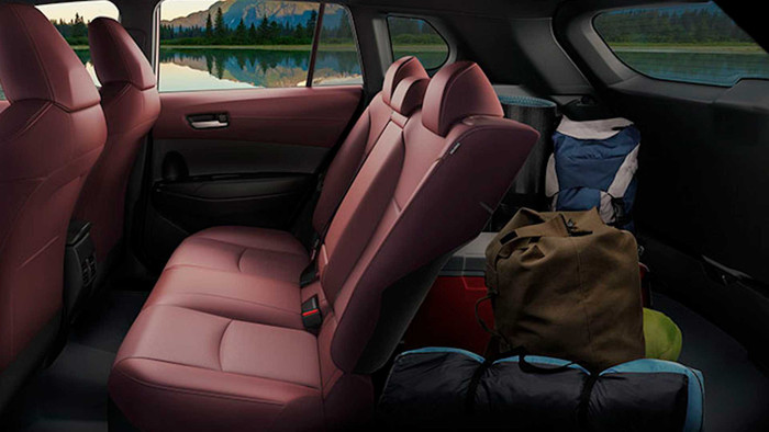 Toyota Corolla Cross có 5 chỗ ngồi, hàng ghế sau có cửa gió điều hoà riêng và cổng sạc điện thoại thông minh. (Ảnh: Toyota)