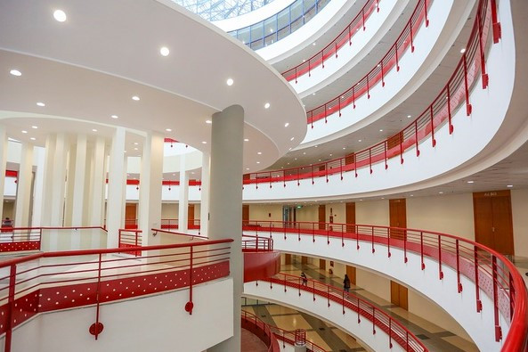 Một góc tòa nhà thế kỉ của Đại học Kinh tế Quốc dân