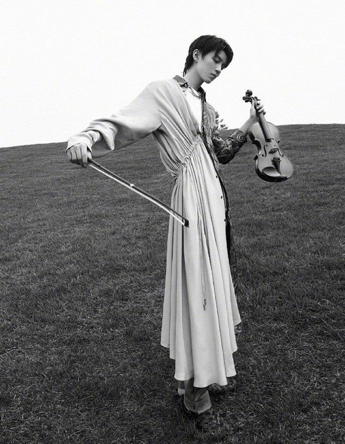 Vương Tuấn Khải trên tạp chí Elle số tháng 8: Vừa nghệ thuật, vừa trưởng thành Ảnh 6