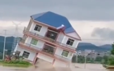 Khoảnh khắc mưa lũ đánh sập nhà cao tầng ở Trung Quốc Ảnh 2