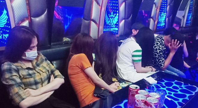 Khách trong quán karaoke khi lực lượng chức năng kiểm tra. Ảnh: Báo Công an nhân dân