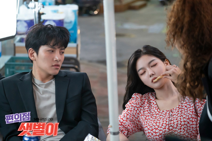 'Cửa hàng tiện lợi Saet Byul' của Ji Chang Wook - Kim Yoo Jung sẽ bị phạt vì chứa nhiều cảnh dâm tục Ảnh 1