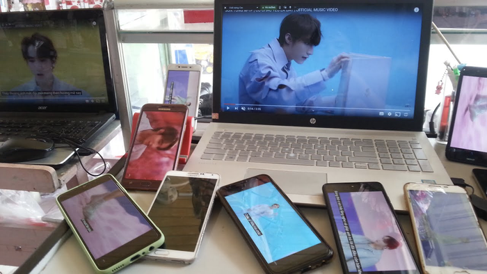 Fan dùng hàng chục thiết bị điện tử, bao gồm điện thoại, máy tính bảng để cày view cho Sơn Tùng M-TP. (Ảnh: Internet)