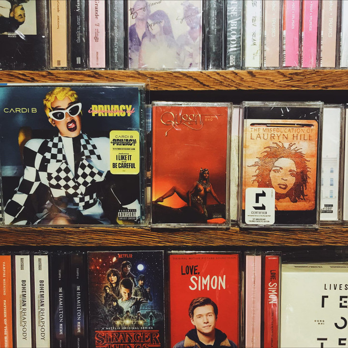 Những chiếc băng cassette hoài niệm được bày bán rất nhiều tại Hãng đĩa Thời Đại.