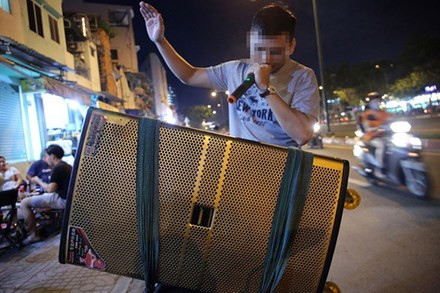 Tiếng ồn quá lớn từ việc hát karaoke bằng loa kéo dẫn đến nhiều mâu thuẫn, thậm chí đã xảy ra án mạng. Ảnh minh họa