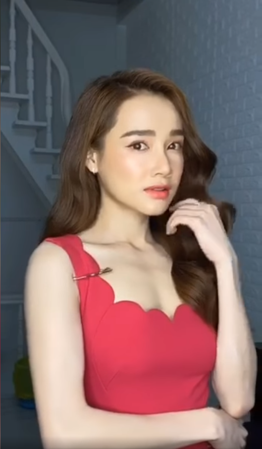 Không chỉ khoe nhan sắc xinh đẹp mà nữ diễn viên còn khoe góc nghiêng thần thánh và xương quai xanh gợi cảm