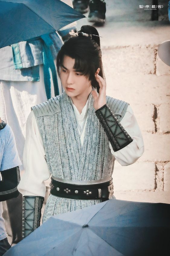 Vương Nhất Bác trên phim trường 'Hữu phỉ': Anh tuấn, tiêu sái chính là đây! Ảnh 16