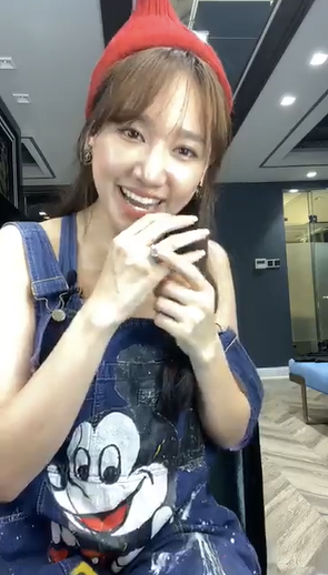 Hari Won miệt mài khoe nhẫn kim cương khổng lồ Trấn Thành tặng mọi lúc mọi nơi Ảnh 4