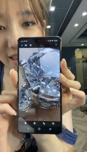 Hari Won miệt mài khoe nhẫn kim cương khổng lồ Trấn Thành tặng mọi lúc mọi nơi Ảnh 6