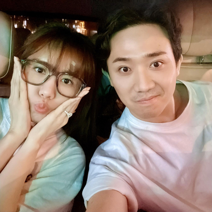 Hari Won miệt mài khoe nhẫn kim cương khổng lồ Trấn Thành tặng mọi lúc mọi nơi Ảnh 11