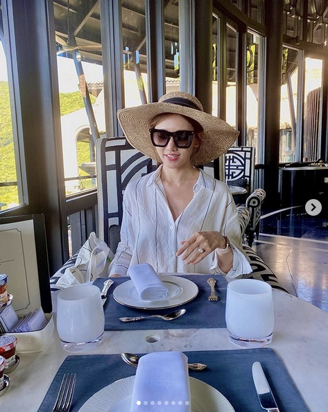 Hari Won miệt mài khoe nhẫn kim cương khổng lồ Trấn Thành tặng mọi lúc mọi nơi Ảnh 13