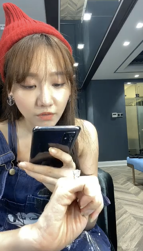 Hari Won miệt mài khoe nhẫn kim cương khổng lồ Trấn Thành tặng mọi lúc mọi nơi Ảnh 3