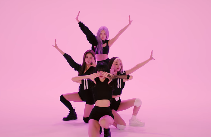 BlackPink trở thành nghệ sĩ nữ ngoại quốc đầu tiên có ca khúc cán mốc 2 triệu lượt tải xuống tại Trung Quốc.