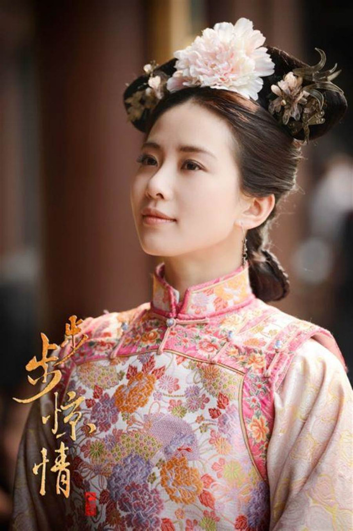 1. Lưu Thi Thi: Trong Bộ bộ kinh tâm, Lưu Thi Thi đảm nhận vai Nhược Hy và khi khoác trên mình bộ cổ trang nhà Thanh thì cô lại càng có một khí chất đặc biệt, xinh đẹp và kiều diễm.