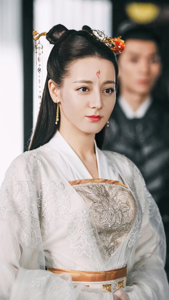 3. Địch Lệ Nhiệt Ba: Bản thân Địch Lệ Nhiệt Ba từng đóng qua nhiều phim cổ trang và đặc biệt ấn tượng với vai Phượng Cửu của cô trong Thập lý đào hoa và Chẩm thượng thư.