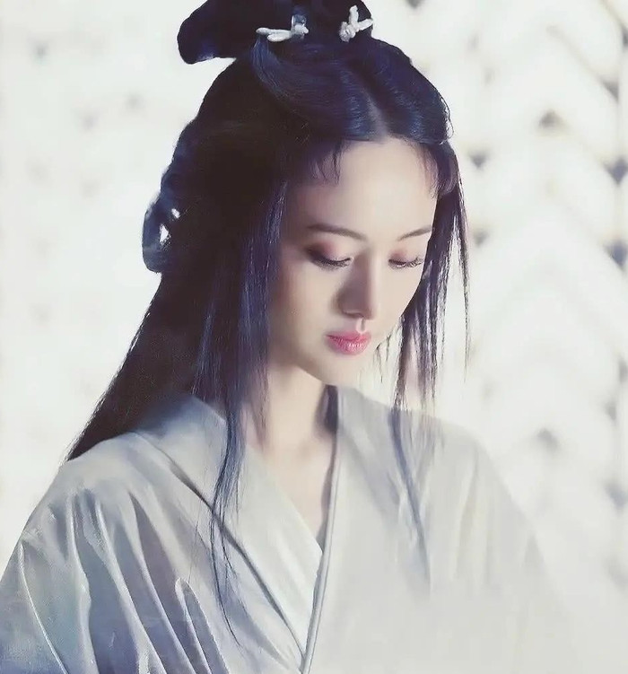 8. Trịnh Sảng: Là một mỹ nhân cổ trang nhưng Trịnh Sảng hầu như không đóng dòng phim này mấy. Khi đóng cổ trang, Trịnh Sảng gần như lột xác, khác hoàn toàn khi đóng phim thanh xuân vườn trường.