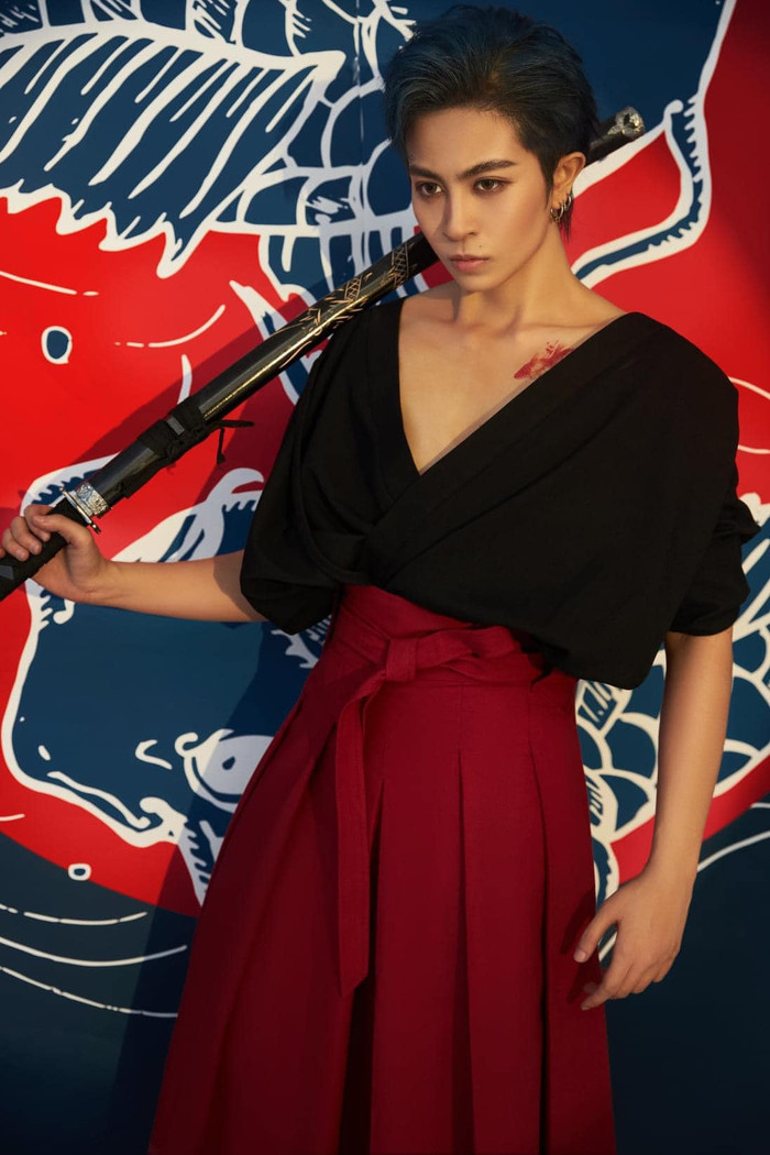 Concept samurai được Gil Lê chọn để đón tuổi mới năm nay.