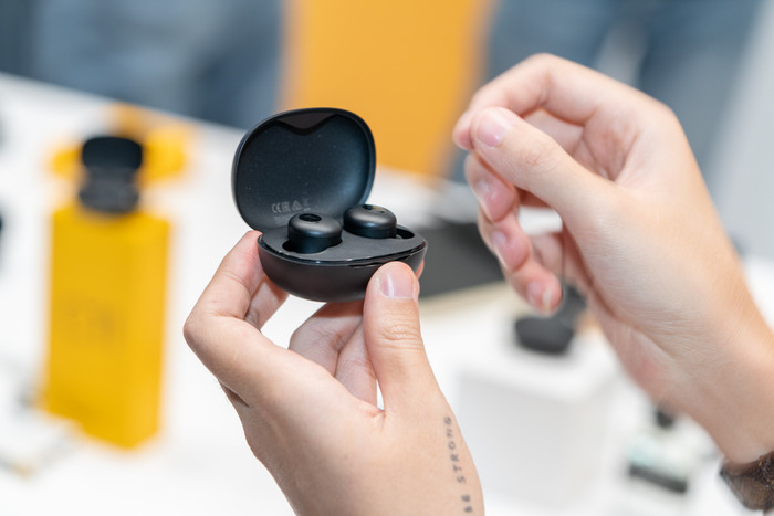 Realme Buds Q tập trung vào thiết kế với ngoại hình lấy cảm hứng từ những viên đá cuội với bề mặt nhám.