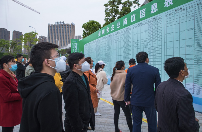 Người tìm việc ở một hội chợ việc làm tại Vũ Hán hồi tháng 4. Ảnh: SCMP