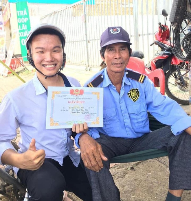 Hình ảnh nam sinh đưa giấy khen 'đi khắp thế gian' khiến cộng đồng mạng không thể nhịn cười Ảnh 6