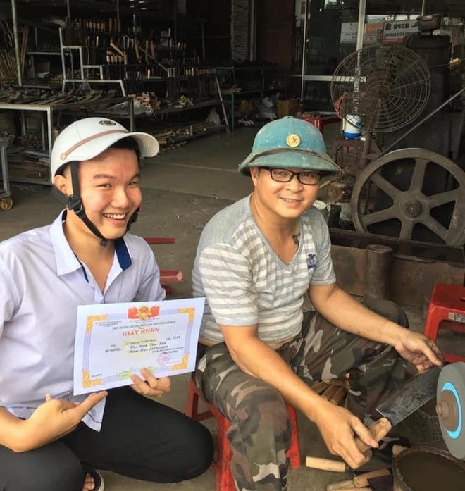 Hình ảnh nam sinh đưa giấy khen 'đi khắp thế gian' khiến cộng đồng mạng không thể nhịn cười Ảnh 8