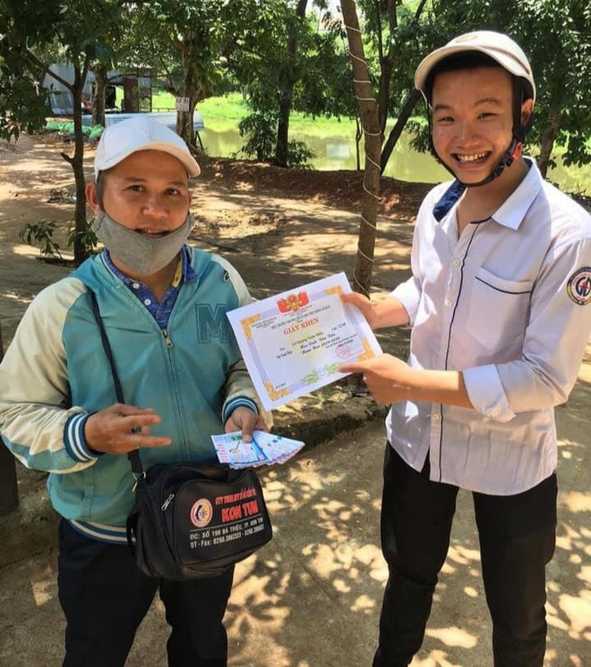 Hình ảnh nam sinh đưa giấy khen 'đi khắp thế gian' khiến cộng đồng mạng không thể nhịn cười Ảnh 9