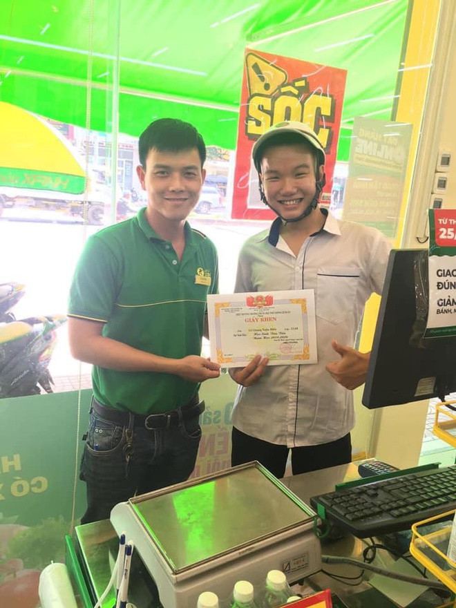 Hình ảnh nam sinh đưa giấy khen 'đi khắp thế gian' khiến cộng đồng mạng không thể nhịn cười Ảnh 10