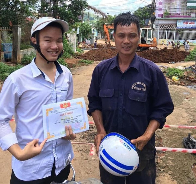Hình ảnh nam sinh đưa giấy khen 'đi khắp thế gian' khiến cộng đồng mạng không thể nhịn cười Ảnh 3