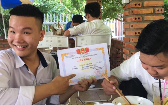 Hình ảnh nam sinh đưa giấy khen 'đi khắp thế gian' khiến cộng đồng mạng không thể nhịn cười Ảnh 2