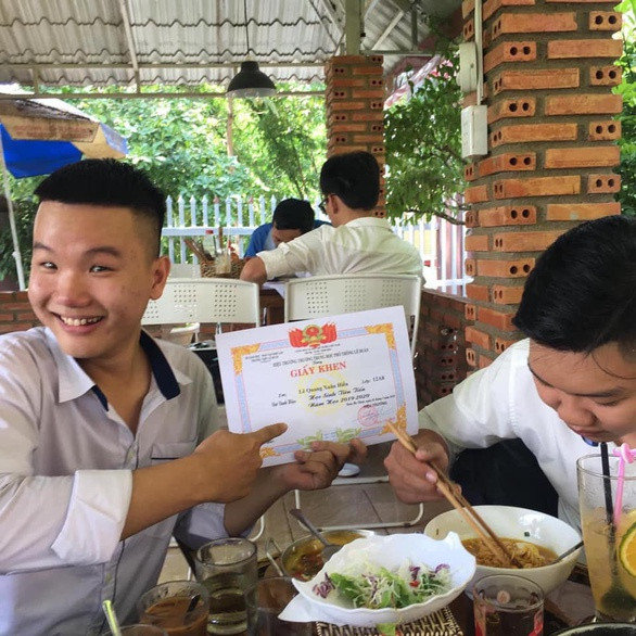 Hình ảnh nam sinh đưa giấy khen 'đi khắp thế gian' khiến cộng đồng mạng không thể nhịn cười Ảnh 4