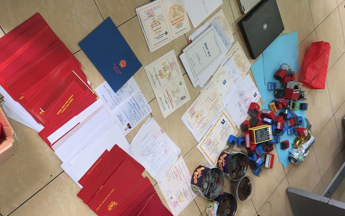 Triệt phá thành công đường dây mua bán, làm giả giấy tờ Ảnh 2