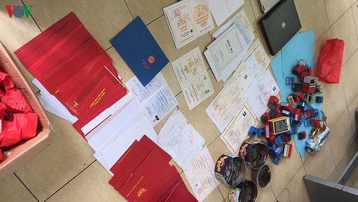 Nhiều tang vật, giấy tờ bị làm giả. Ảnh: VOV