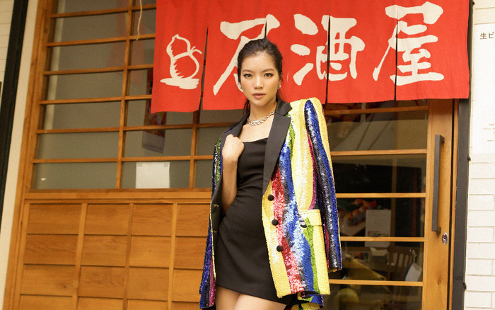 'Miss thần thái' Lâm Bích Tuyền khoe eo thon, váy áo rực rỡ cả con phố Ảnh 2