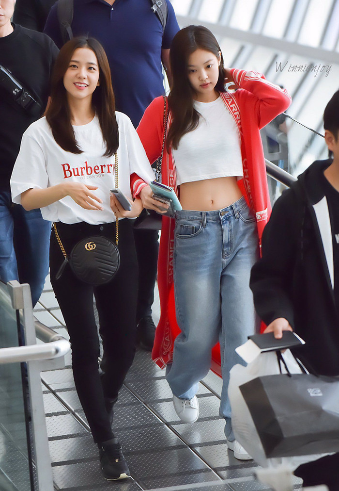 Không riêng sao Hollywood, thành viên nhà YG cũng thế, Jennie và Jisoo Black Pink thường mặc đồ đôi khi ra sân bay cùng nhau&nbsp;