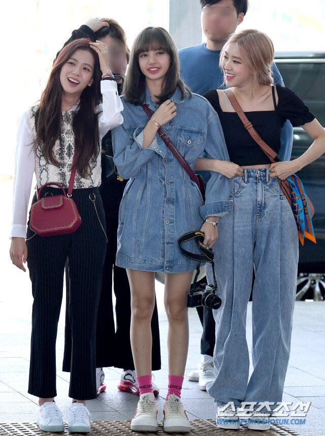 Còn Lisa và Rose cũng thể hiện sự thân thiết khi diện trang phục denim với nhau xuất hiện tại phi trường