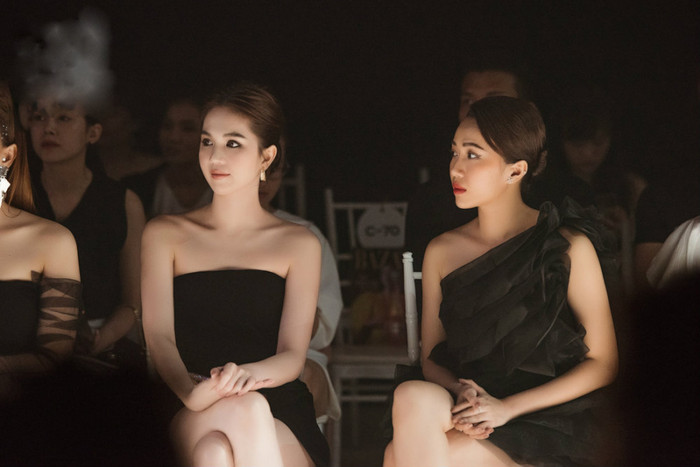 Thậm chí khi đi sự kiện cùng nhau, Ngọc Trinh và Diệu Nhi cũng diện trang phục váy đen và búi tóc kèm makeup hao hao nhau