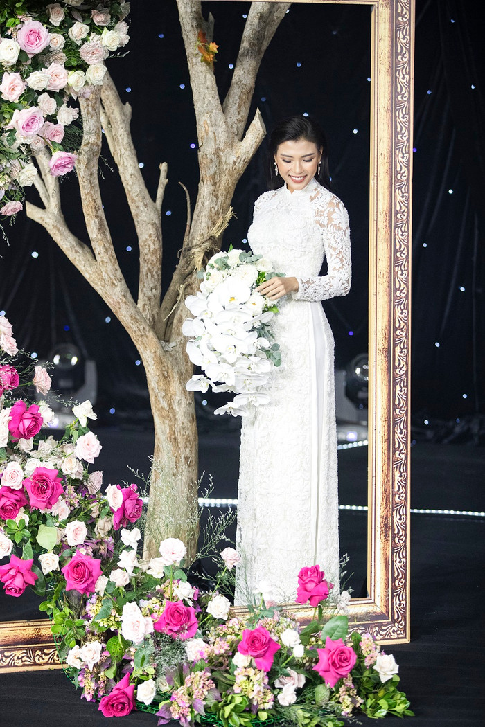 Vợ Lương Thế Thành khoác trên mình áo dài trắng tinh khôi tỏa sáng trên sân khấu